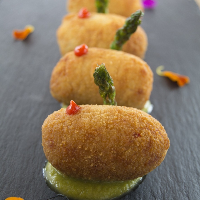 Croquetas de Atún y Piquillo con crema de Espárragos