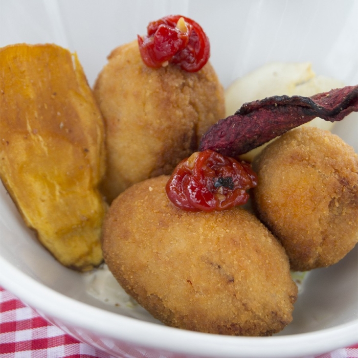 Croqueta de Atún y Piquillo con Compota de Piquillos