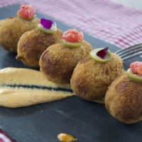 Kroketten mit einer Füllung aus Thunfisch und Piquillo-Paprika mit Mojo-Mayonnaise
