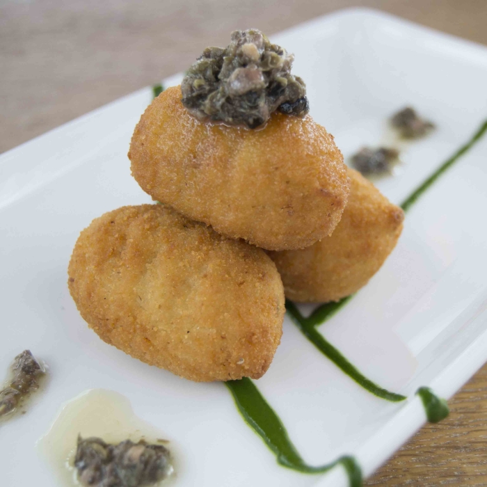 Croquetas de bacalao con tapenade y crema de espinacas