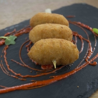 Croquetas de Brandada de Bacalao con crema de piquillo