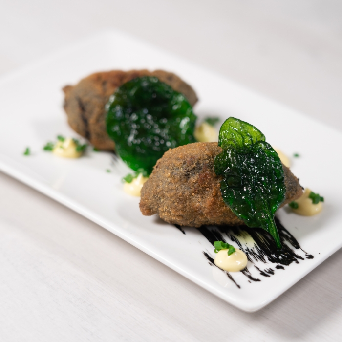 Croquetas de Chipirón a la Tinta con Alioli y Espinacas fritas 