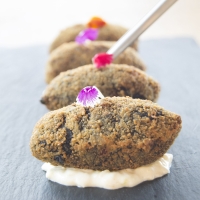 Croquetas de Chipirón a la Tinta con Salsa de Puerro