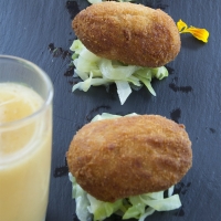 Croquetas de Cocido con Caldo de Cocido y Repollo salteado