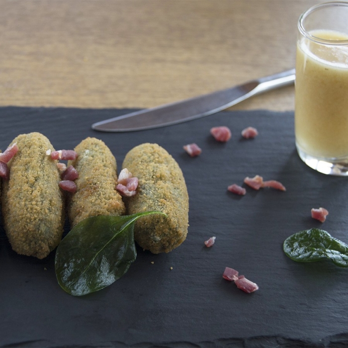 Croquetas de Espinacas con Caldo de Jamón