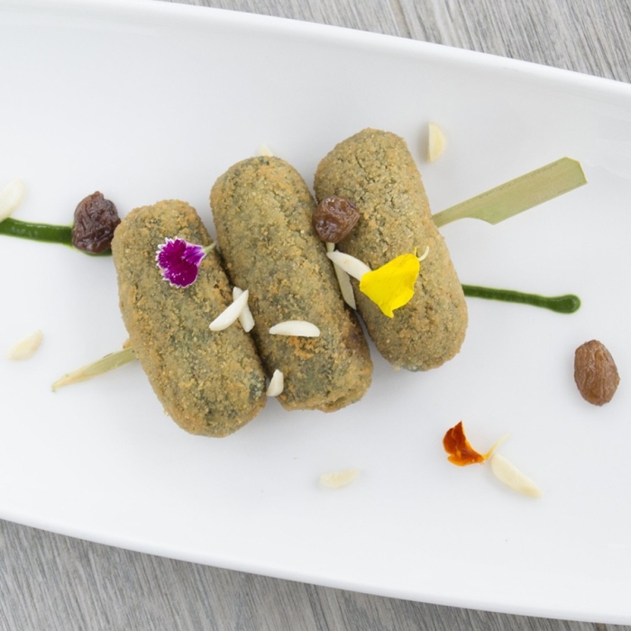 Spinatkroketten mit Sahne, Mandeln und Rosinen