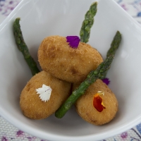 Croquetas de Merluza y Gambas con Puntas de Espárrago