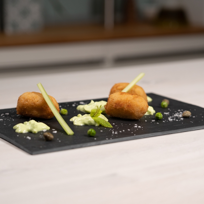 Croquetas de Merluza y Gambas con Crema de Guisantes y Apio