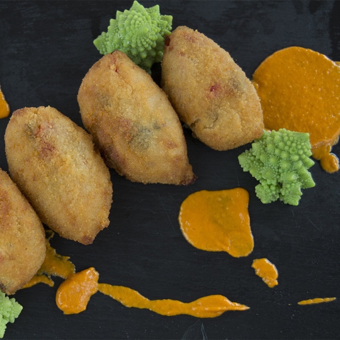 Croquetas de Verduras y Queso de Cabra con Romesco