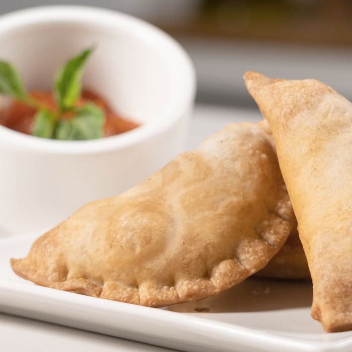 Pastéis de atum com molho de tomate e manjericão