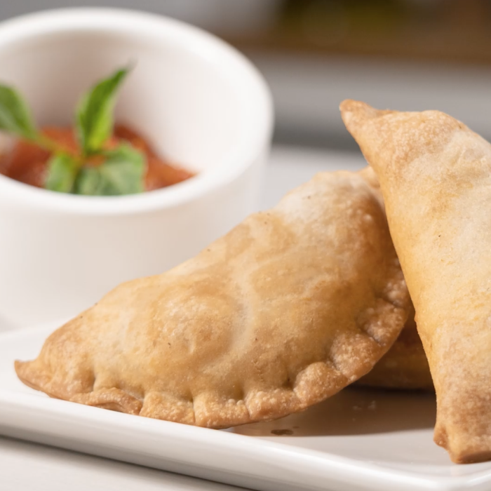 Empanadillas de Atún con Salsa de Tomate y Albahaca