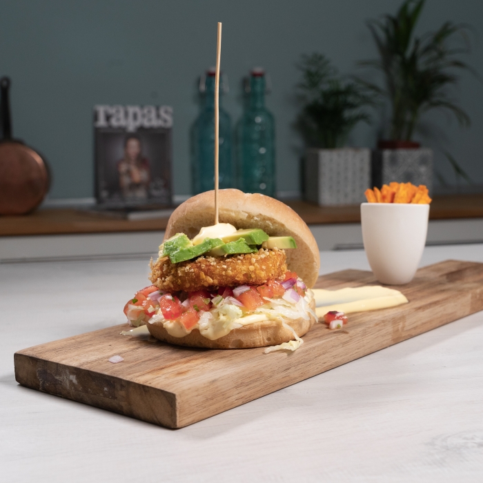 Crujiburger de zanahoria con aguacate y pico de gallo