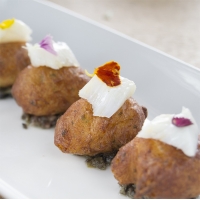 Buñelos de Bacalao con Lascas de Bacalao y Tapenade