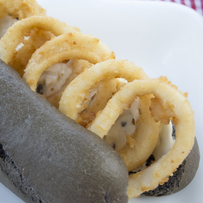 Bocadillo de Anillas a la Andaluza en pan negro y alioli