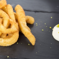 Rabas empanadas con mayonesa de lima