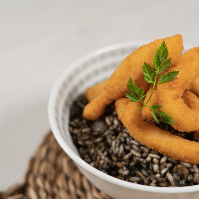 Rabas empanadas con Arroz Negro