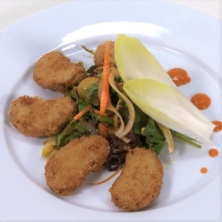 Nuggets de Pollo con salsa brava y ensalada de endivias