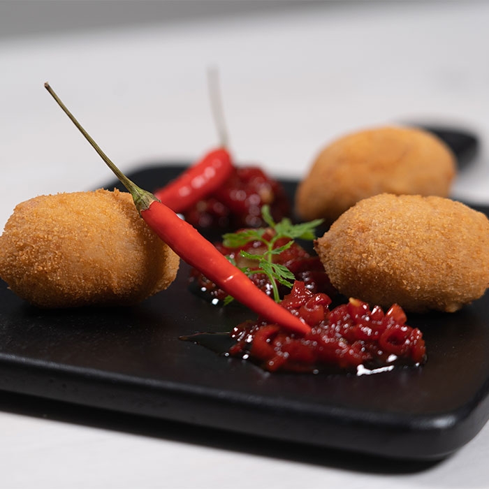 Croquetas de atún y pimientos de piquillo con compota de piquillos