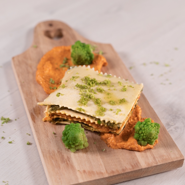 Lasaña de espinacas sin bechamel con romanesco y salsa romesco