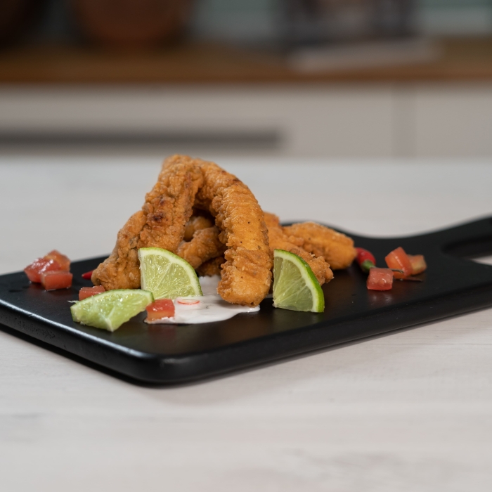 Tires de pollastre calaix a l'estil Kentucky amb salsa de coco amb tomàquet