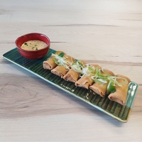 Mini rolinhos de primavera com maionese de miso e sésamo