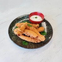 Tiras de pollo sabor sweet chili con salsa de yogur, lima y cilantro