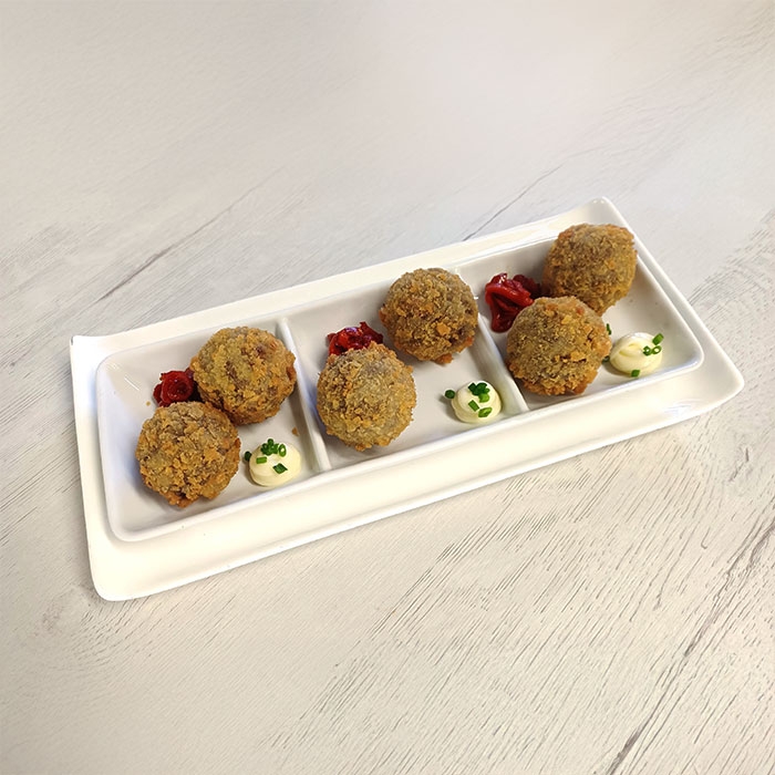 La mini de morcilla con alioli y pimiento rojo
